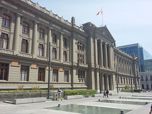 Tribunales de Justicia en Santiago Centro. Foto de Andrea Hoare Madrid - Guía Santiagoando