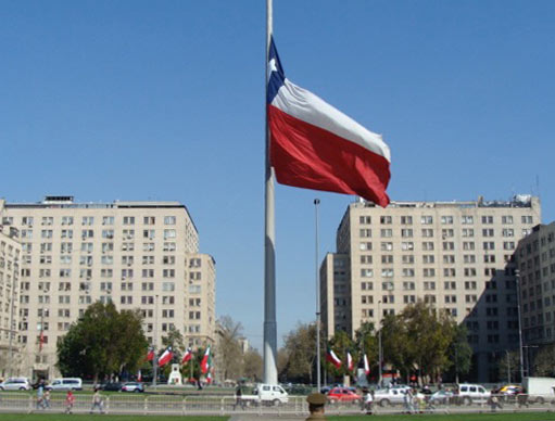 Bandera Chilena gigante en la Alameda - Plaza de la Ciudadanía - Santiagoando: guía de Santiago - Foto de Andrea Hoare Madrid