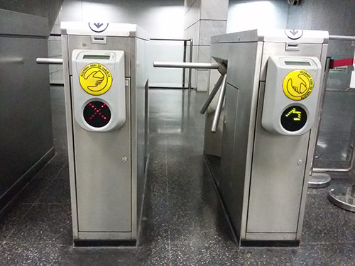 Como viajar en el metro de Santiago: torniquete. Foto de Andrea Hoare - Guía de Santiago - Santiagoando