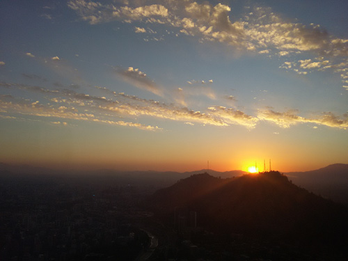 Puesta de sol detrás del Cerro San Cristóbal vista desde el Mirador de la Gran Torre Santiago  - Foto de Andrea Hoare Madrid