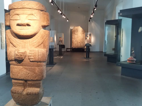 Exposición América Precolombina en el Museo Chileno de Arte Precolombino. Foto de AHM - Santiagoando