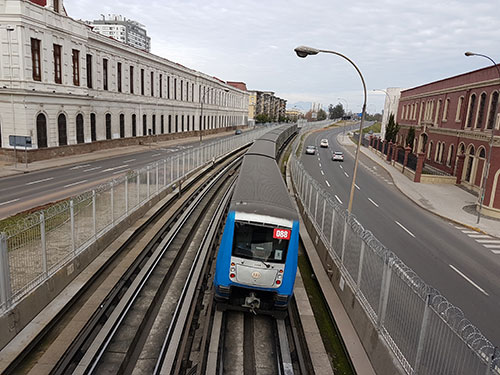 Línea 2 metro de Santiago - Tren en superficie pasando al lado del Museo Histórico Militar - Foto de AHM - Guía de Santiago Santiagoando