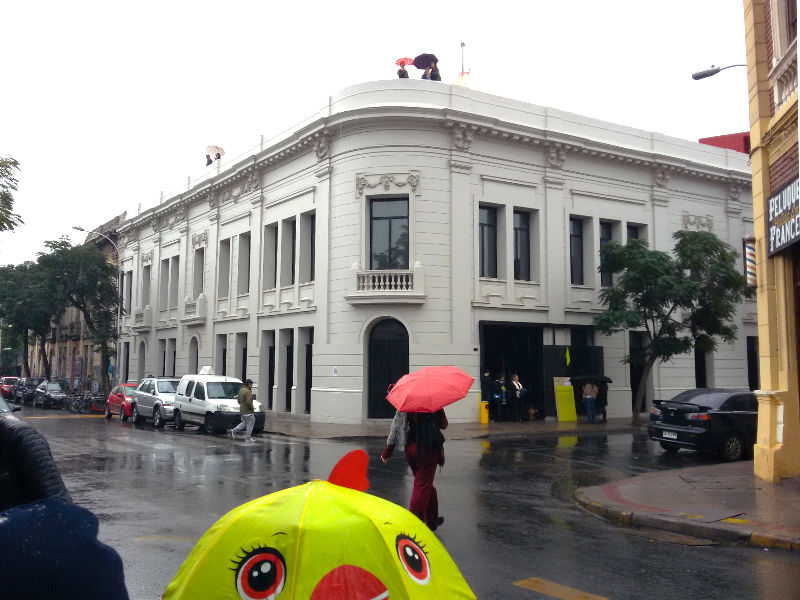Edificio del Centro Cultural NAVE un día de lluvia, a la derecha parte de la Peluquería Francesa - Foto de Andrea Hoare Madrid