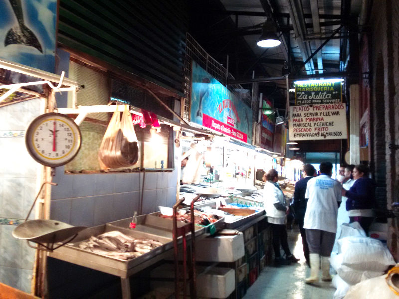 Pasillo de pescaderías del Mercado Central de Santiago - Foto de AHM