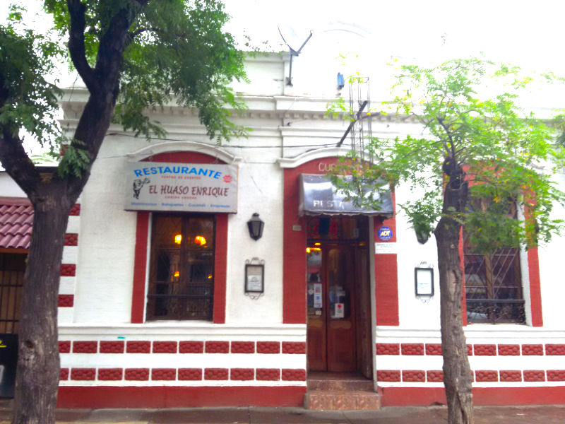 Entrada del restaurante El Huaso Enrique, local para ver y bailar cuecas bravas - Foto de AHM
