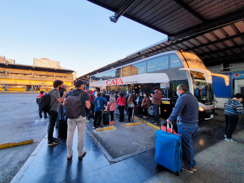 Pasajeros abordando un bus internacional de la Línea Cata en el Terminal Alameda Sur - Foto de Andrea Hoare Madrid