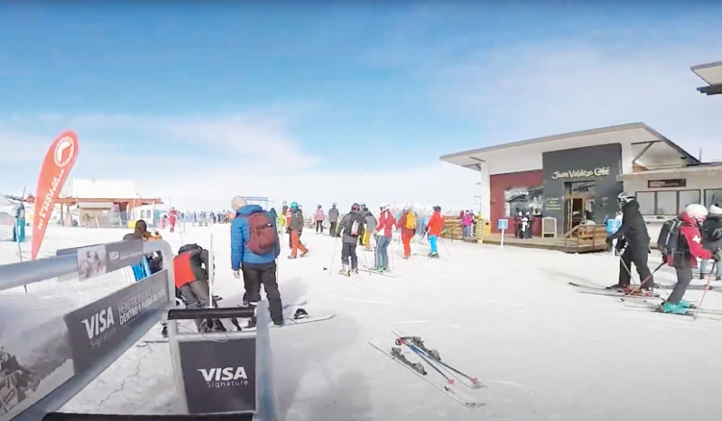 Gente ingresando a las pistas del Centro de Ski El Colorado - Captura de pantalla del video https://www.youtube.com/watch?v=1zHtdLRW6Yc