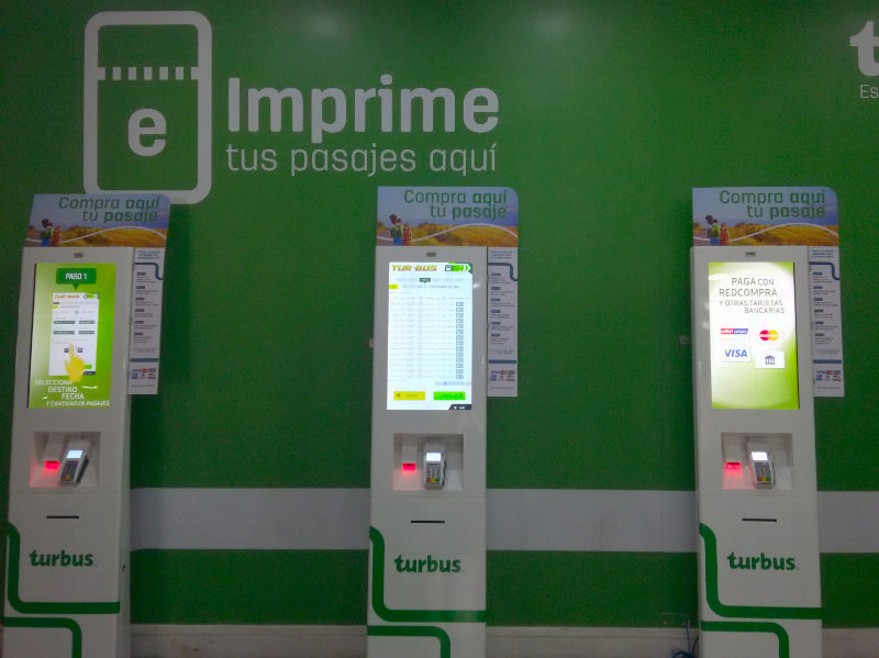 Máquinas automáticas de pasajes de Turbus en el Terminal Alameda - Foto de AHM