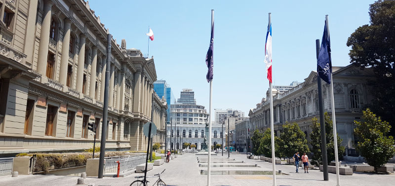 A la izquierda se ve el edificio de la Corte Suprema de Justicia y a la derecha la antigua sede del Congreso de Chile, vistos desde la entrada del Museo de Arte Chileno Precolombino - Foto de Andrea Hoare Madrid