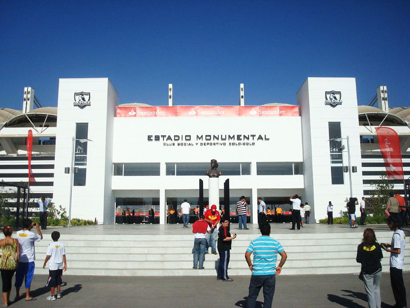 Entrada del Estadio Monumental - Foto de Carlos yo, CC BY-SA 4.0 , via Wikimedia Commons, disponible en https://commons.wikimedia.org/wiki/File:Fachada_Estadio_Monumental.jpg