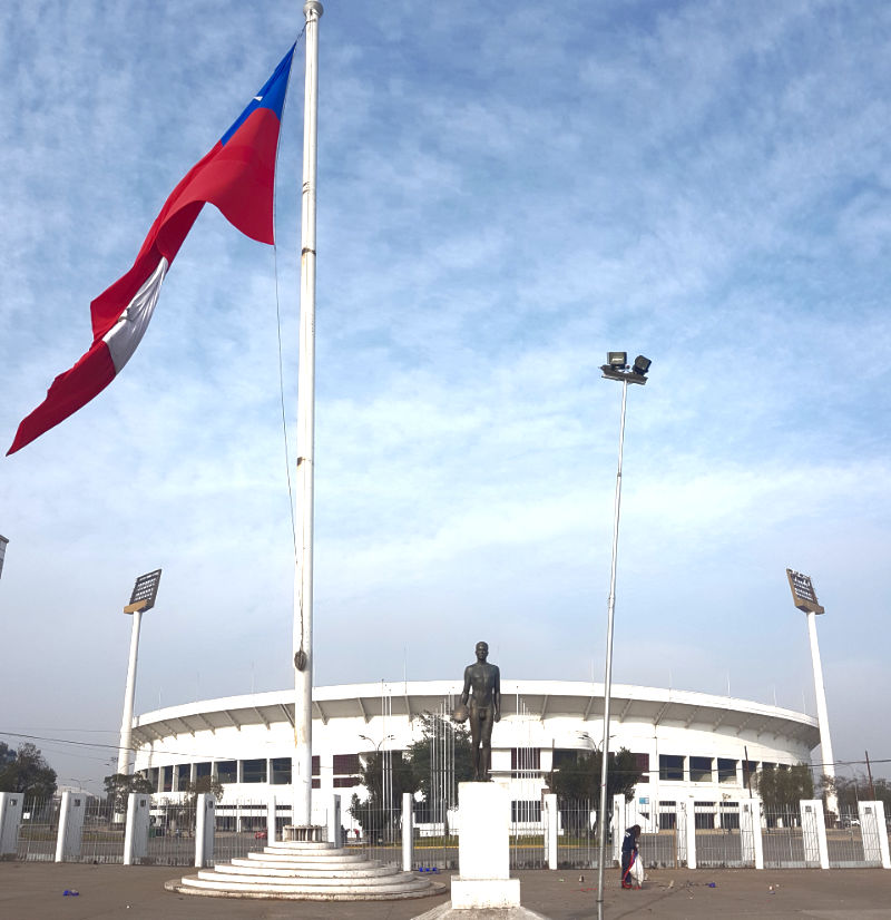 Entrada principal del Estadio Nacional en el Barrio Ñuñoa - Foto de AHM