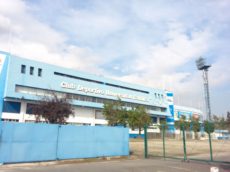 Entrada al Estadio del Club Deportivo Universidad Católica en San Carlos de Apoquindo - Foto de AHM