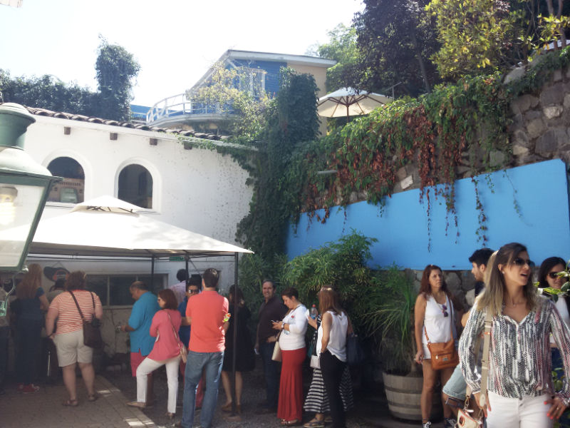 Gente haciendo fila para entrar a La Chascona, la Casa Museo de Pablo Neruda en Santiago - Foto de Andrea Hoare Madrid