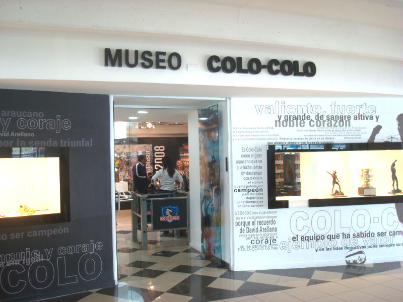 Entrada del Museo Colo-Colo - Foto de Carlos yo, CC BY-SA 4.0 , via Wikimedia Commons, disponible en https://commons.wikimedia.org/wiki/File:Museo_Colo-Colo.jpg