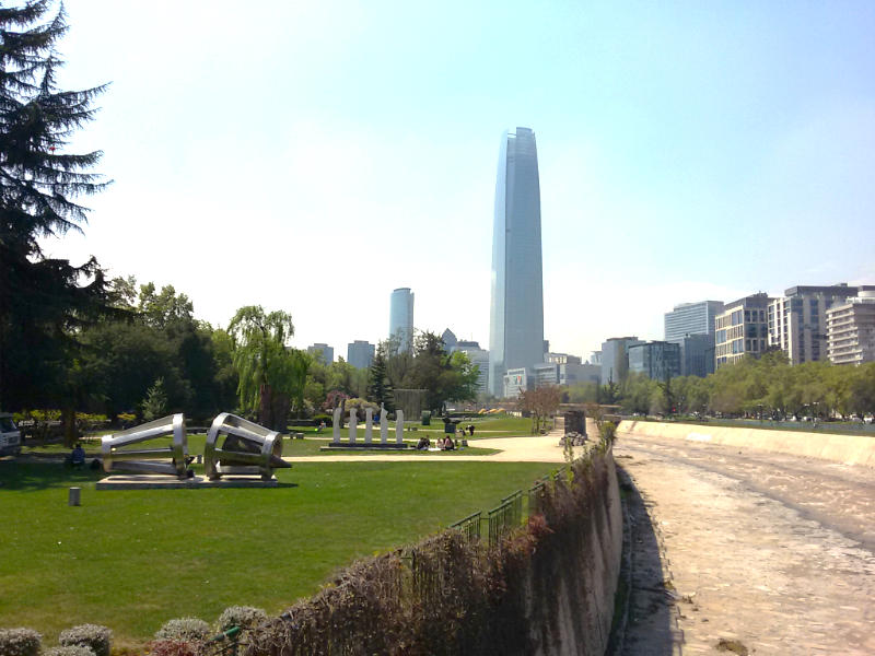 Vista panorámica del Parque de las Esculturas en Providencia. Al fondo se ve la Torre del Costanera Center y a la derecha el Río Mapocho - Foto de AHM