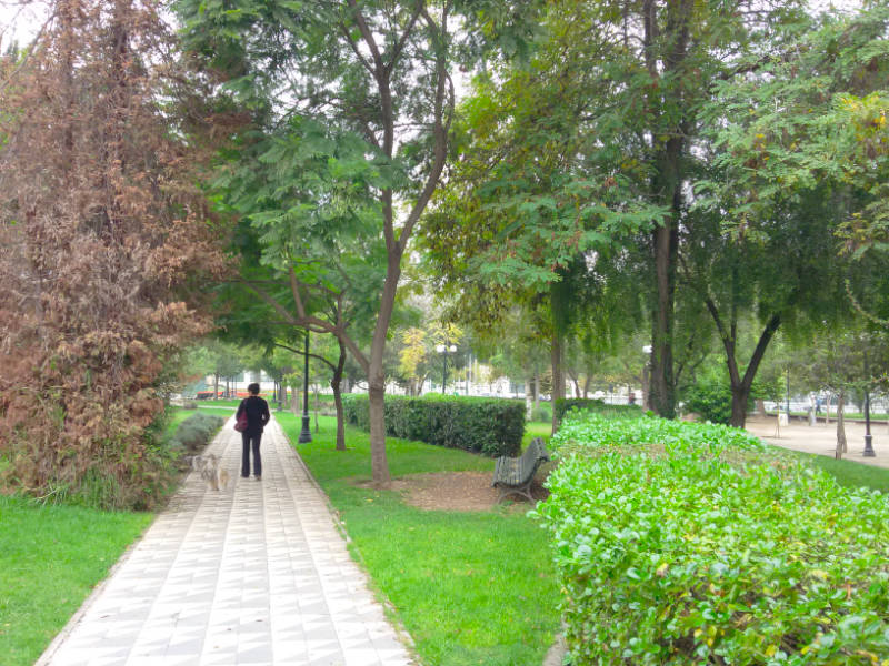 Parque Inés de Suárez en otoño - Marina paseando a Lolita - Foto de AHM
