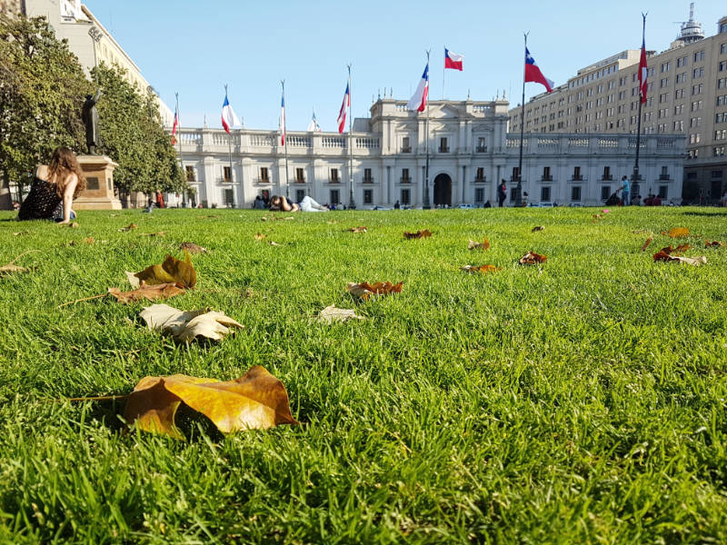 Plaza de la Constitución y Palacio de La Moneda una de las principales atracciones de Santiago Centro. Foto de Andrea Hoare Madrid