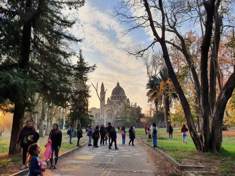 Familias paseando una tarde de otoño por el Parque Quinta Normal, al fondo se distingue la Basílica de Lourdes - Foto de Andrea Hoare Madrid