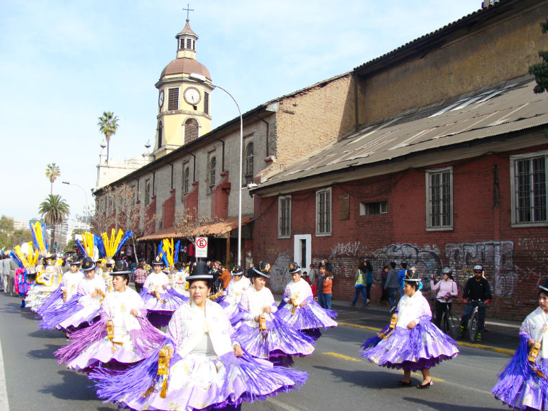 Bailarinas de bailes folclóricos de Perú y Bolivia en la Calle Recoleta - Foto de Andrea Hoare Madrid
