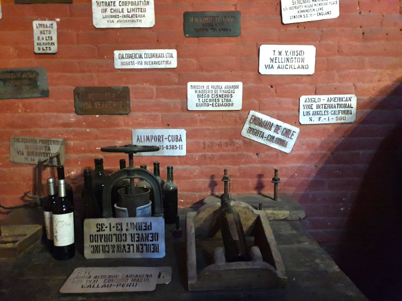 Esténciles con los que marcaban las cajas de vino para la exportación - Foto de Andrea Hoare Madrid