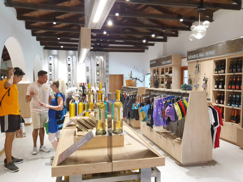 Personas comprando en la tienda de Viña Undurraga - Foto de Andrea Hoare Madrid