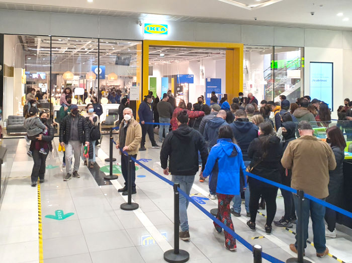 Personas haciendo fila para entrar a la Tienda de Ikea en Santiago de Chile ubicada en el piso 2 del Mall Open Kennedy en Las Condes. Foto de Andrea Hoare Madrid