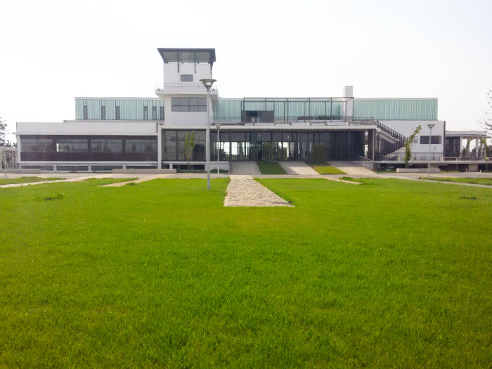 Vista del Centro Nacional de Arte Contemporáneo instalado en el edificio del Ex Terminal Aéreo de Cerrillos - Foto de Andrea Hoare Madrid