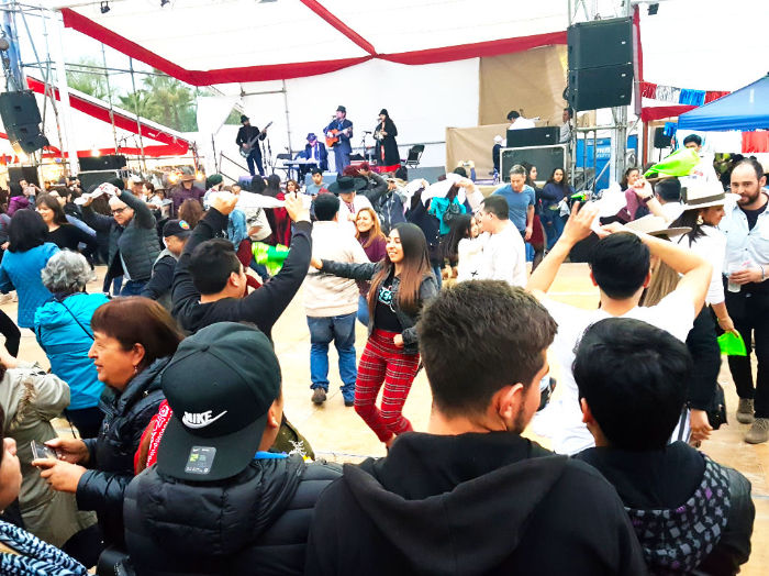 Gente bailando cueca en las Fondas del Parque Padre Hurtado en La Reina - Qué hacer en las Fiestas Patrias en Santiago. Foto de Andrea Hoare Madrid